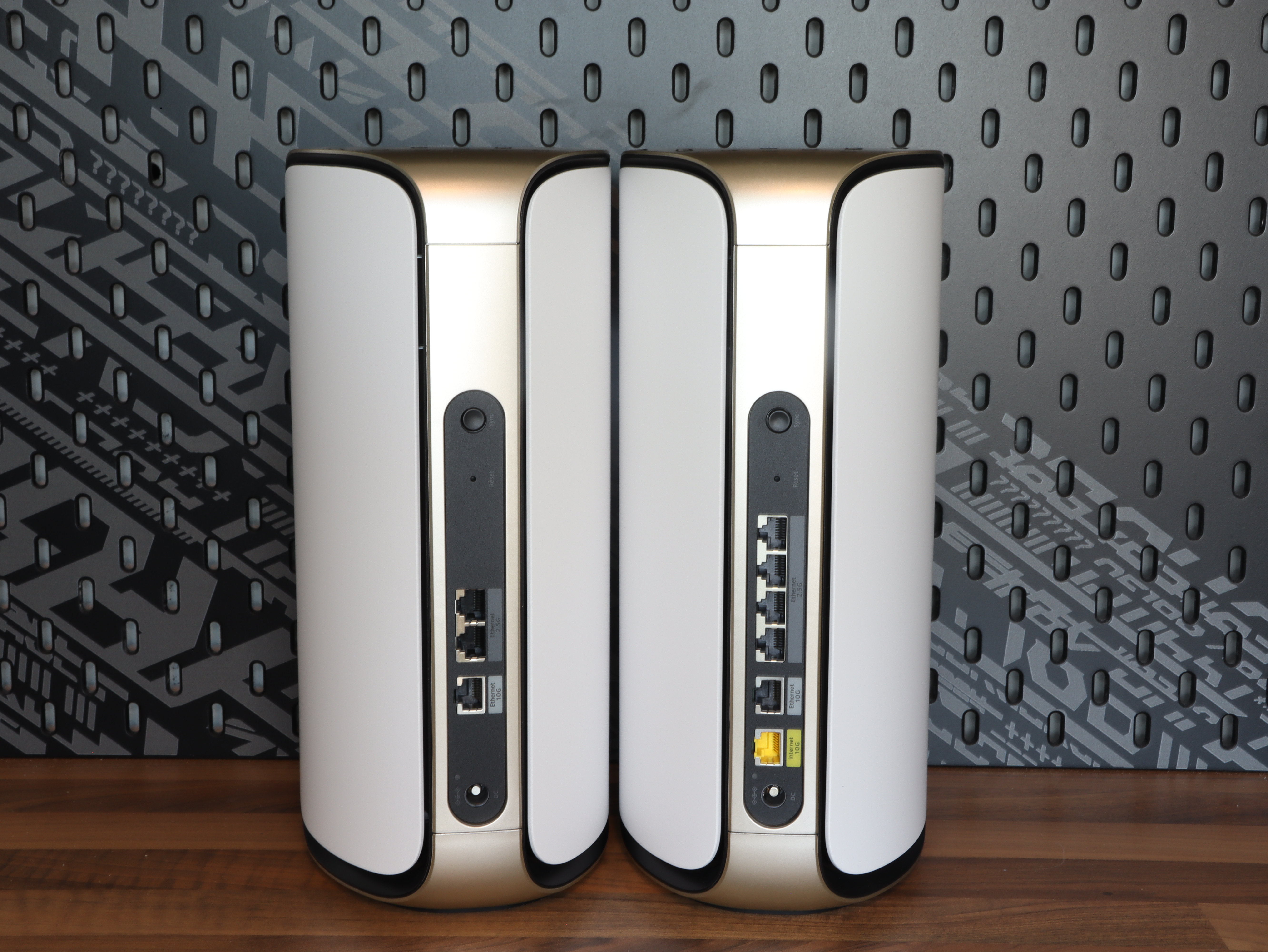 Video gaming Mesh WiFi 7 Orbi 970 Series Speed 10Gig streaming smart home Quad-band 8k.JPG